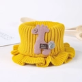 Dettaglio dello scaldacollo in maglia gialla per bambini con giraffa rosa fatta a mano - Decorazione a giraffa per bambini / Giallo cervo