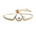 Dettaglio del bracciale regolabile a sfere dorate con ciondolo luna e stella in zirconi - Croce + Catena a Scatola con Perline