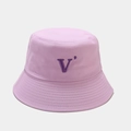 Détail d'un bob en coton violet avec broderie V et coutures sur le bord du chapeau - M (56-58cm) / Mauve Clair