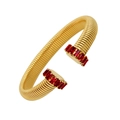 Dettaglio della trama a spirale dorata e cristalli rossi sul bracciale a fascia aperta - Zircone Rosso