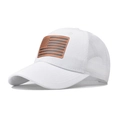 Dettaglio del cappello trucker bianco con toppa in pelle della bandiera americana - Bianco