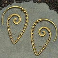 Boucles d'oreilles créoles dorées en spirale avec texture perlée sur fond de pierre - Spirale Perlée Dorée (09)