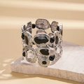 Detailansicht des böhmischen Stretch-Armbands mit strukturiertem Silber und schwarzen Steinen - Silber