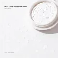 Primo piano di paillettes per nail art a forma di cuore bianco 3mm in un contenitore - Paillettes Cuore-002 Bianco / Bianco