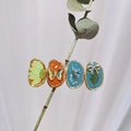 Detail of handmade resin hair clips with dried flowers and gold butterfly charms - Set of 4 Pieces / Orange Series