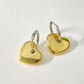 Primer plano de pendientes de aro de corazón bicolor en oro pulido y plata - Aro Plateado + Corazón Dorado