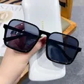 Gafas de sol cuadradas negras con lentes gris oscuro y un estuche rígido blanco - Montura Negra Lentes Gris Negro