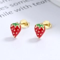 Encantadores pendientes de fresa en plata S925 con detalles de esmalte en rojo y verde - Dorado