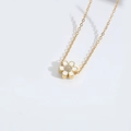 Collar minimalista dorado con colgante de flor de esmalte blanco y centro de circón - Blanco