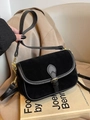Retro schwarze Wildleder Satteltasche mit goldener Schnalle und verstellbarem Gurt - Schwarz