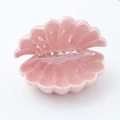 Detalle de bandeja de cerámica rosa brillante con forma de concha para joyas - Rosa Sirena