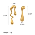 Orecchini dorati in metallo liquido asimmetrico con dimensioni e peso di 7,8 g inclusi - QYG195 Versione Asimmetrica / Oro