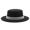 Detalle de sombrero boater negro con elegante banda decorativa de perlas blancas - M (56-58cm) / Negro