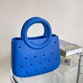 Détail du sac de plage bleu royal en EVA montrant les perforations et la texture - Bleu