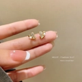 Eleganti orecchini a cuore dorati con cristalli bianchi e perla piccola da donna - Bottone a Cuore di Perla / Oro
