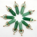 Detail van tien groene aventurijn zeshoekige kristalhangers met gouden metalen lussen - Groene Aventurijn
