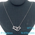Collar de acero inoxidable plateado con colgante de doble pez y circonitas sobre modelo - Color Acero (KN290928-GC)