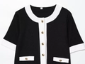 Dettaglio della giacca in tweed a contrasto con bottoni dorati tondi in metallo - XS / Tops