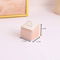 Écrin à bagues en cuir PU rose affichant des dimensions carrées de 5,3cm x 5,3cm x 5,3cm - Base de Bague Arrondie Petite 5,3cm / Or champagne