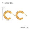 Dettaglio orecchini a spirale a C dorati con dimensioni 2,2cm altezza e 1,8cm larghezza - Oro