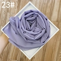 Détail de la texture d'une écharpe en mousseline violette avec des bords fins roulés - Violet