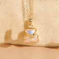 Collar chapado en oro de 14K con colgante de oso en resina perlada rosa elegante - Oso de Resina AB Aurora