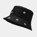Dettaglio del cappello alla pescatora nero in cotone con ricami di palloni da calcio - M(56-58cm) / Nero
