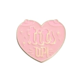 Spilla smaltata a cuore rosa con bordo dorato e scritta Tits Up su sfondo bianco - Stile Lettera Cuore Rosa (QHXZ1877)