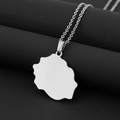 Poliertes Silber-Halskette mit Réunion-Insel-Anhänger und Gliederkette auf schwarzem Grund - Glänzend / Stahl Glatt