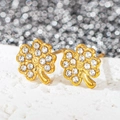 Macro de boucles d'oreilles trèfle plaquées or 18 carats avec cristaux clairs étincelants - Trèfle à Diamants