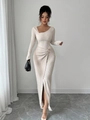 Elegante abito attillato con spalle scoperte, dettagli arricciati e spacco in crema - S / Bianco