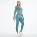Detail von Teal-Yoga-Set mit Daumenloch-Bündchen und gerippten Leggings mit hohem Bund - Gewaschenes Dunkelgrün