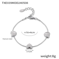 Pulsera de corazón en acero de titanio plateado con tres dijes 3D y cadena de serpiente - Pulsera de Corazón / Color Acero