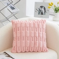 Rosa Plüsch-Dekokissen mit vertikalem Streifenmuster auf einem weißen Sofa - 43x43cm Nur Kissenbezug / Rosa