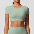 Detail des mintgrünen nahtlosen Yoga-Sets mit hoher Taille und kurzem Fitness-Oberteil - S / Oberteile / Basilikumgrün