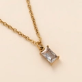 Detalle del colgante de circón rectangular en cadena de acero chapado en oro 18k - Abril/Zirconia Blanca