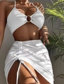 Nahaufnahme von weißem Bikini-Top mit Goldring und strukturiertem Strandrock - S / Weiß