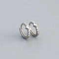 Eleganti orecchini huggie in argento S925 con zirconi quadrati e pavé di pietre lucide - Pietra Quadrata / Oro Bianco