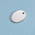 Primer plano del colgante ovalado de acero inoxidable pulido con orificio para colgar - Color Acero