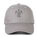 Dettaglio del ricamo a forma di tartaruga su questo cappellino da baseball grigio - Grigio