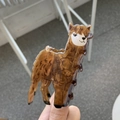 Dettaglio molletta per capelli a forma di alpaca in acetato tartarugato marrone ambra - Alpaca