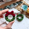Handmade plush Christmas wreath brooch with red bow and festive golden bead accents - Thin Ring Brooch / Approx 3.5cm