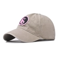 Dettaglio cappello baseball in cotone lavato vintage con toppa ricamata yin yang e cuori - Beige