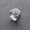 Vista macro de un anillo ancho de acero plateado con textura de espiral 3D - US 9 / Color Acero(KR111077-KJX)