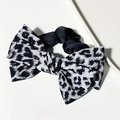 Retro Satin Haargummi mit Leopardenmuster und Schleife, hochelastisch in Schwarz-Weiß - Grau Weiß Leopard
