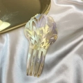 Detail des Haarkamms aus Acetat mit gelb-violettem Farbverlauf und hohlem Muster - Blumenlila