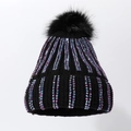 Gorro de invierno de punto negro con brillantes diamantes AB y un gran pompón de peluche - Negro (Pedrería de Colores)