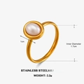 Gouden roestvrijstalen ring met een witte ovale parelmoer inlay bovenaan - Gouden parelring
