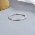 Anello minimalista in argento sterling S925 con una fila di pietre luccicanti incastonate - Taglia US 5 / Oro Bianco