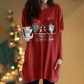 Detailansicht des Weihnachtszwerg-Prints und Schriftzug auf dem roten Langarmkleid - Hellrot
